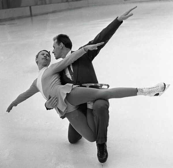 Ice skating pair champions Oleg Protopopov and Lyudmila Belousova Ice skating pair champions Oleg Protopopov and Lyudmila Belousova - Sputnik International