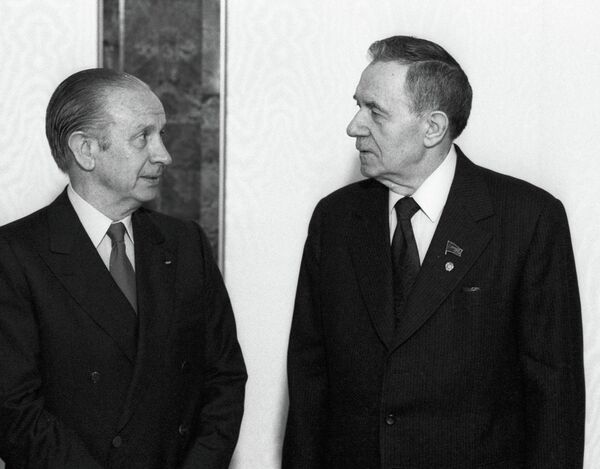 International Olympic Committee chief Juan Antonio Samaranch (left) and Chairman of the Presidium of the Supreme Soviet Andrei Gromyko in Moscow. 1986. International Olympic Committee chief Juan Antonio Samaranch (left) and Chairman of the Presidium of the Supreme Soviet Andrei Gromyko in Moscow. 1986. - Sputnik International