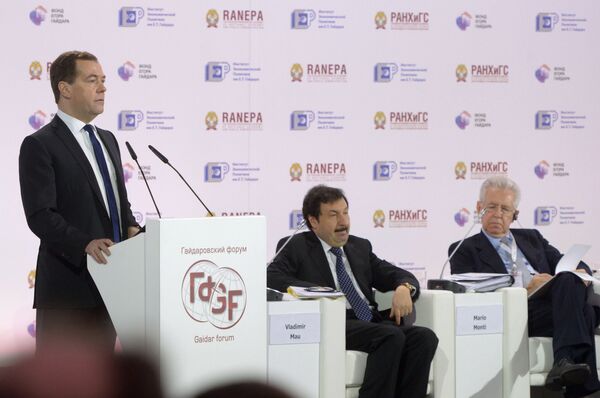 Dmitry Medvedev giving a speech at the annual Gaidar Economic Forum - Sputnik International
