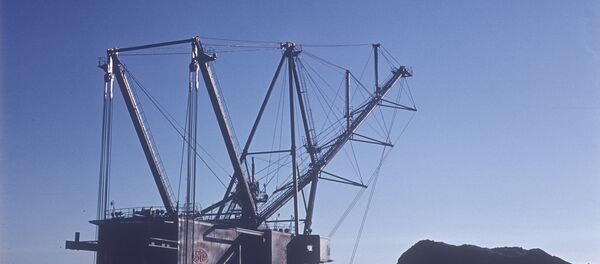 Walking excavator at a fracking site - Sputnik International