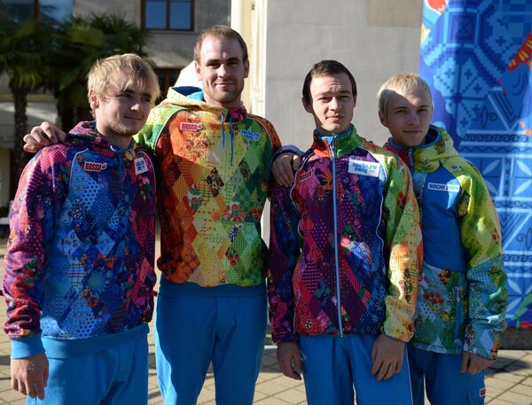 Volunteers presenting the official uniform of Sochi Olympics staff - Sputnik International