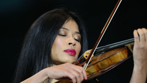 The International Ski Federation (FIS) has banned pop violinist Vanessa Mae for four years for fixing giant slalom races - Sputnik International
