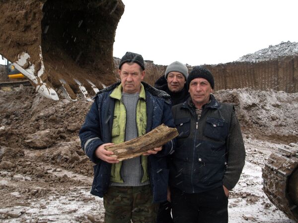 Workers with the tusk fragment - Sputnik International
