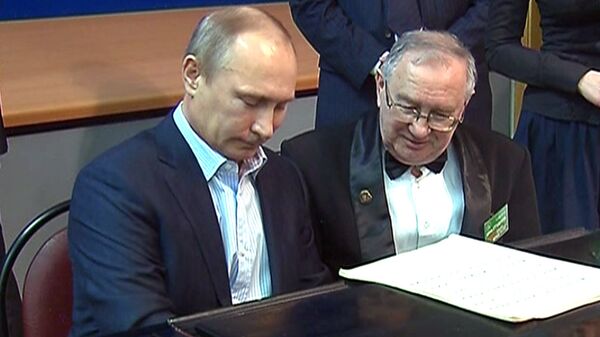 Putin Plays Soviet Song on Piano at Meeting With Students - Sputnik International