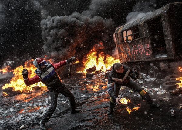 Rioters throw rocks and molotov cocktails at riot police in Kiev, January 22, 2014 - Sputnik International