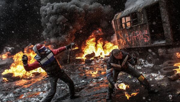 Rioters throw rocks and molotov cocktails at riot police in Kiev, January 22, 2014 - Sputnik International