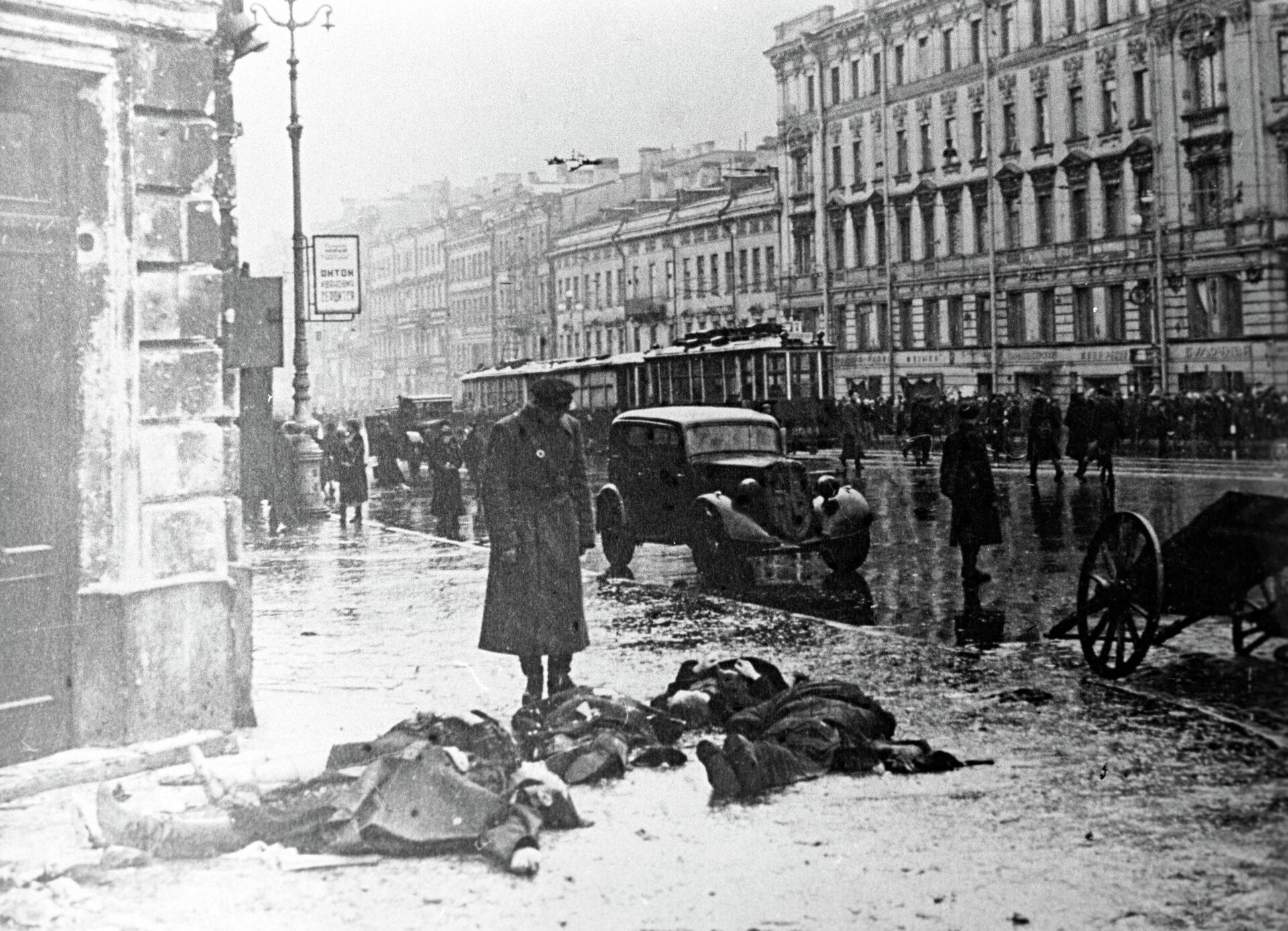 Leningrad's Nevsky Prospekt after shelling by German artillery - Sputnik International, 1920, 17.01.2023