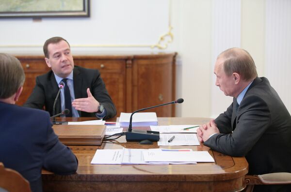 Dmitry Medvedev and Vladimir Putin at the Cabinet meeting - Sputnik International