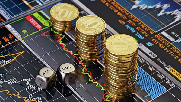 Стопки десятирублевых монет на экране с биржевыми графиками - Sputnik International