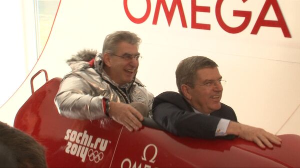 IOC President Thomas Bach Tries Out Bobsled Simulator in Sochi - Sputnik International