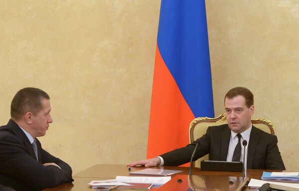Deputy Prime Minister Yuri Trutnev and Russian Prime Minister Dmitry Medvedev during a government meeting on February 5, 2014 - Sputnik International