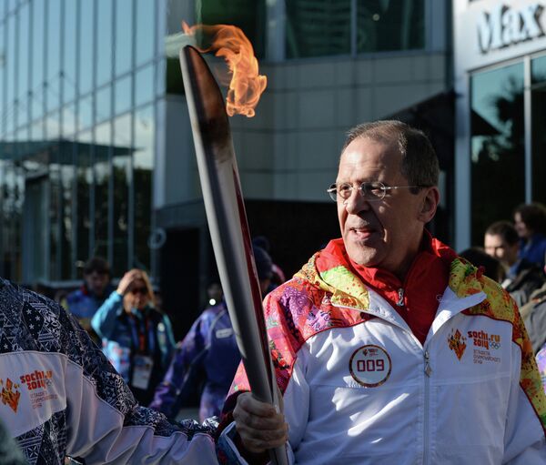 Head of Russian Foreign Ministry Sergei Lavrov taking part in olympic torch relay in Sochi - Sputnik International