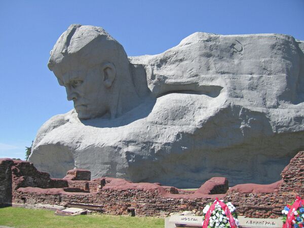 The much-loved Courage monument depicts an enormous Soviet soldier emerging from a vast mountain of stone. - Sputnik International