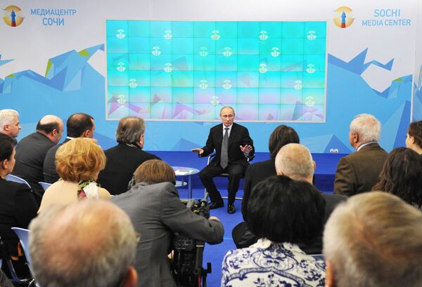 Vladimir Putin at a meeting with members of the Sochi Olympic public council - Sputnik International