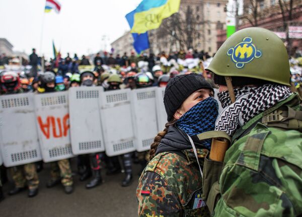 Maidan Self-Defense units fighting off Yanukovych supporters who tried to remove the barricades from Khreshchatyk Street. - Sputnik International