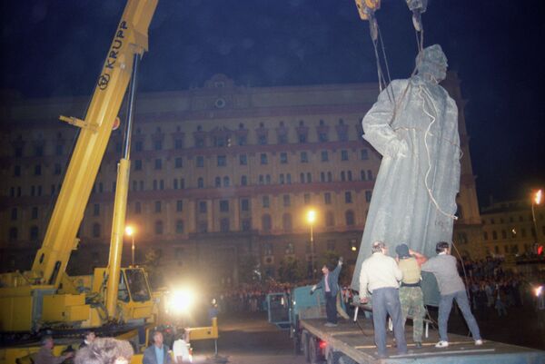 Monument to Felix Dzerzhinsky dismantled in the square that used to bear his name (now - Lubyanka Square) by Muscovites by order of the Moscow Soviet in the night of August 23, 1991 - Sputnik International