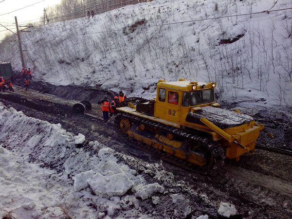 Landslide Debris Causes Train to Derail in Russian Urals - Sputnik International