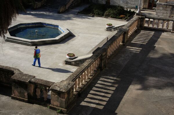 An Olympic volunteer strolling amid an extension to the sanatorium built after the Second World War - Sputnik International