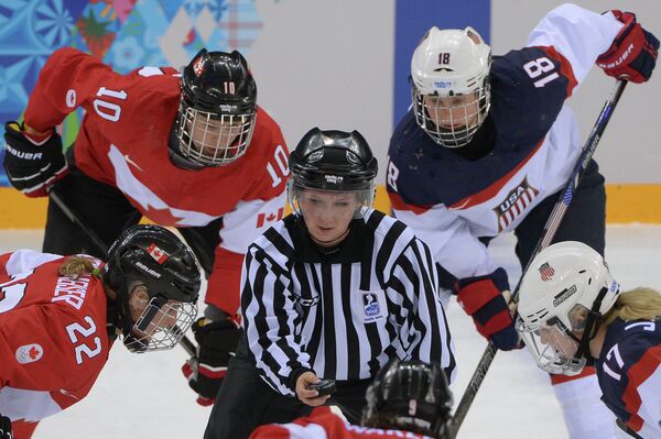 Hayley Wickenheiser and Gillian Apps of Canada and Lindsey Fry and Jocelyne Lamoureux of the US during a group stage match at the Sochi 2014 Winter Olympics - Sputnik International