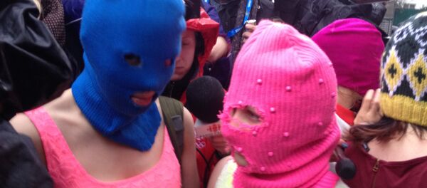 Pussy Riot members speaking to press after their release from police (File) - Sputnik International