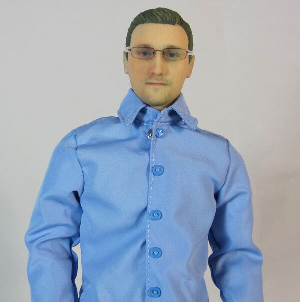 The new Edward Snowden action figure is being offered with a range of outfits. - Sputnik International