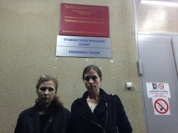Maria Alyokhina and Nadezhda Tolokonnikova at the emergency room in Sochi hospital - Sputnik International