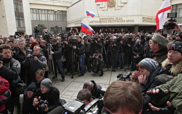Reporters and protesting crowd in the southern Ukrainian city of Simferopol - Sputnik International
