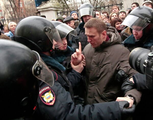 Riot police detain Alexei Navalny during an unauthorized rally in central Moscow, February 24, 2014 - Sputnik International
