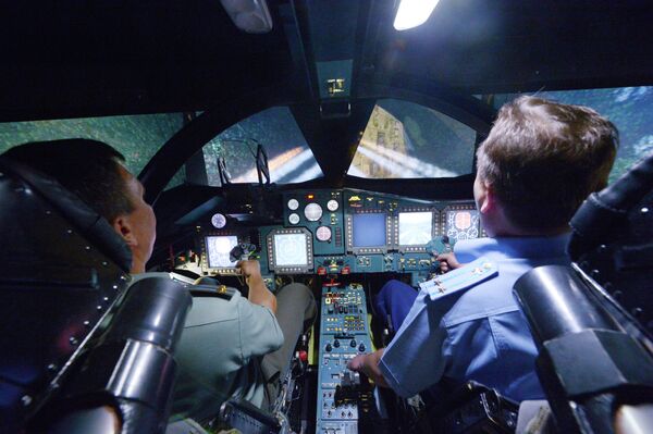 Pilots undergo flight simulator training - Sputnik International