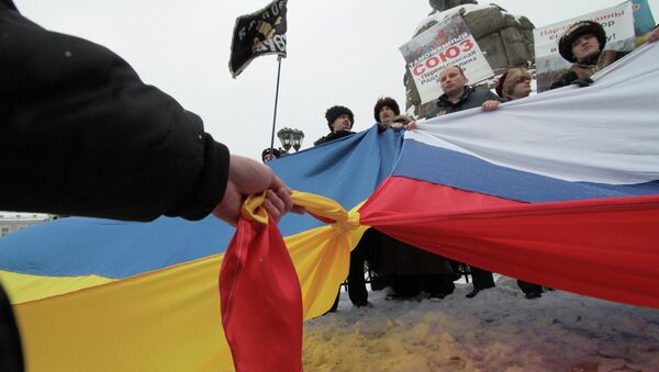 The Russian and Ukrainian flags tied together - Sputnik International