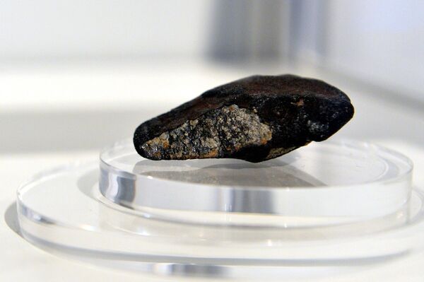 Chelyabinsk meteor fragment in a Moscow museum - Sputnik International
