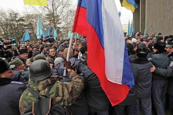 Participants in a rally in front of the Crimea's Supreme Council building in Simferopol. - Sputnik International