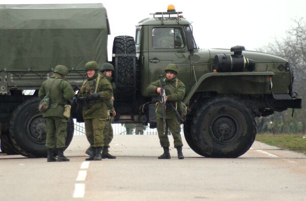 Armed men blocked a road near Sevastopol, February 28, 2014 - Sputnik International