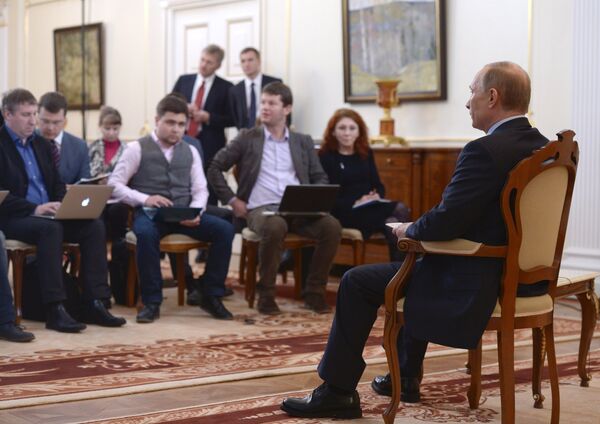 President Vladimir Putin (right) facing journalists at the Novo-Ogaryovo residence to answer questions concerning the situation in Ukraine, March 4, 2014. - Sputnik International
