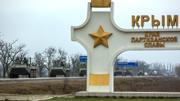 The flow of cargo and passenger traffic through checkpoints at the Ukraine-Crimea border has not been suspended, Crimean Transport Minister Anatoly Tsurkin told RIA Novosti on Friday. - Sputnik International