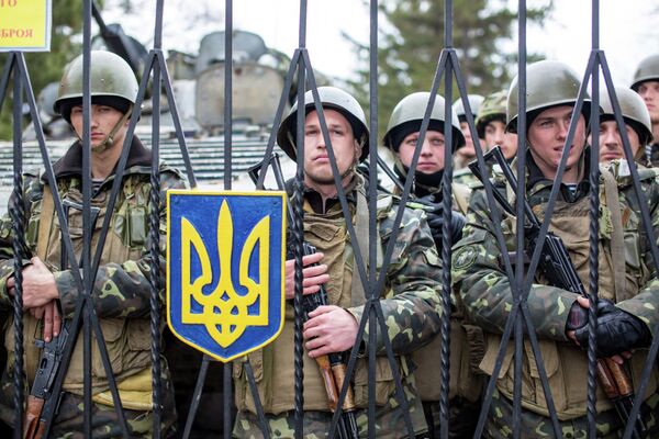 Ukrainian servicemen on the premises of the military base in the Perevalnoye Village located not far from Simferopol. - Sputnik International