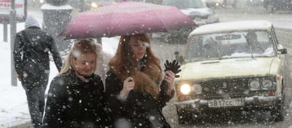 The warm season seems to be over in Moscow, as the Russian capital is expecting a snowfall this weekend, a weather center Fobos reports. - Sputnik International