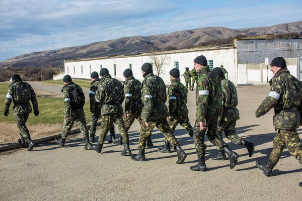Thousands of Ukrainian Soldiers in Crimea Apply For Russian Citizenship - Sputnik International