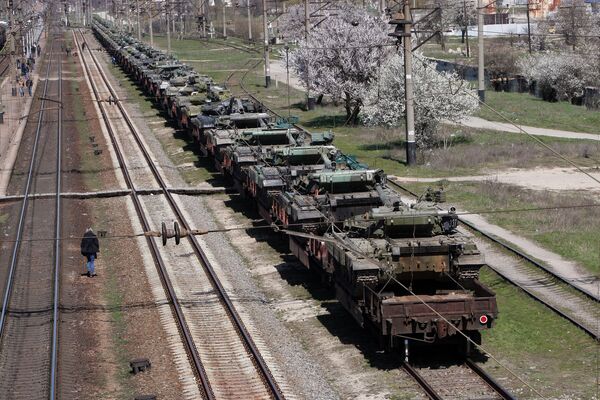Ukrainian military equipment shipped by rail from Crimea to Ukraine - Sputnik International