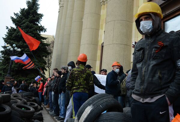 Pro-Russian activists near the Kharkov city administration - Sputnik International