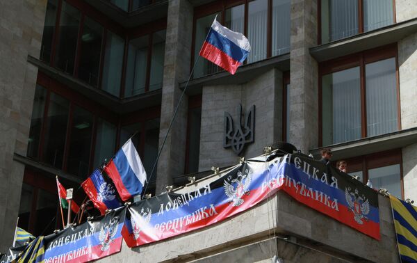 Russian flag on the building of Donetsk regional administration - Sputnik International