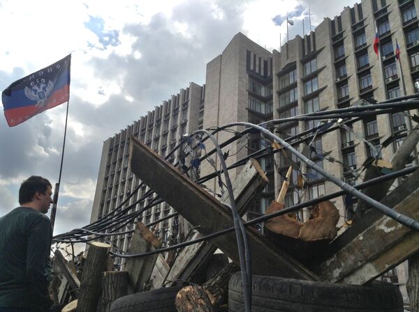 Barricades around the Donetsk regional administration, seized by protesters - Sputnik International