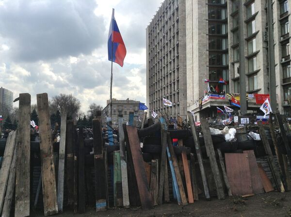 Barricades around the Donetsk regional administration, seized by protesters - Sputnik International