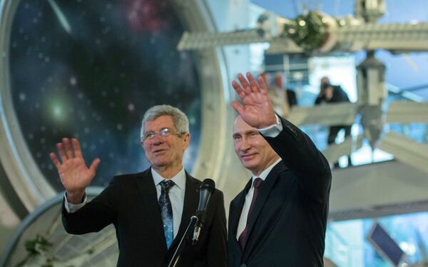 Russian President Vladimir Putin, right, and Giovanni Bignami, president of the International Committee on Space Research, professor of astronomy, attend the exhibition Three Days in Gagarin's Life conducted at the Moscow Memorial Museum of Cosmonautics - Sputnik International