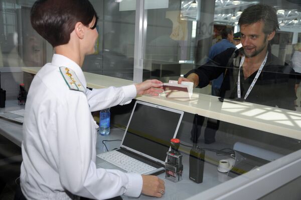 Passenger at registration desk in terminal of international airport Kharkiv (Archive) - Sputnik International