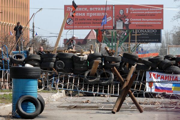 Street barricades in Lugansk - Sputnik International