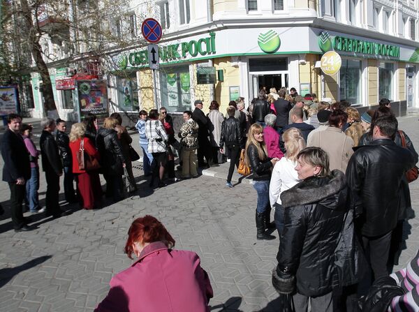 Simferopol residents line up at a Sberbank office - Sputnik International