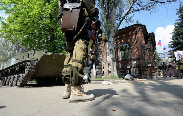 Federalists guard the entrance to the Ukrainian Security Service building in Slaviansk - Sputnik International