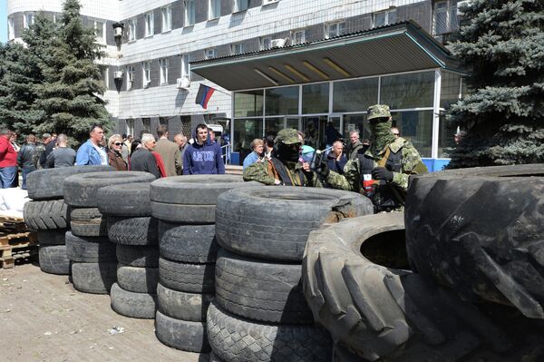Protesters seize police department and administration building in Konstantinovka - Sputnik International