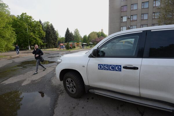 A car of the OSCE mission at the city administration building in Slavyansk - Sputnik International